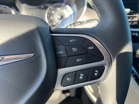 Used 2024 Chrysler Pacifica Touring-L FWD image 15