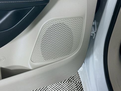 Used 2023 Chrysler Pacifica Touring-L image 25