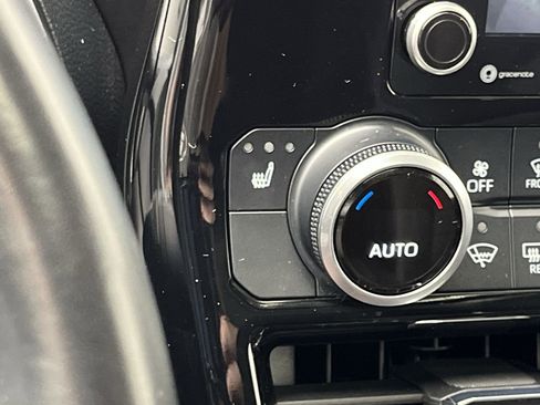 Used 2021 Toyota Highlander XLE image 23