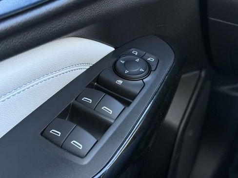 Certified 2025 Chevrolet Trax LT image 19