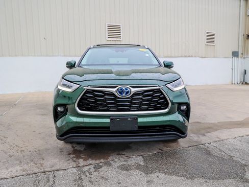 Used 2024 Toyota Highlander Limited image 3