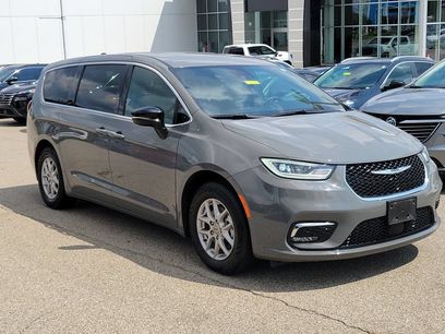Used 2025 Chrysler Pacifica Select