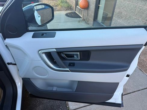 Used 2019 Land Rover Discovery Sport SE image 30