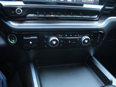 Used 2024 GMC Sierra 2500 SLT w/ SLT Convenience Package image 17