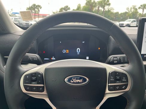 Used 2025 Ford Explorer Active w/ Active Comfort Package RWD image 14