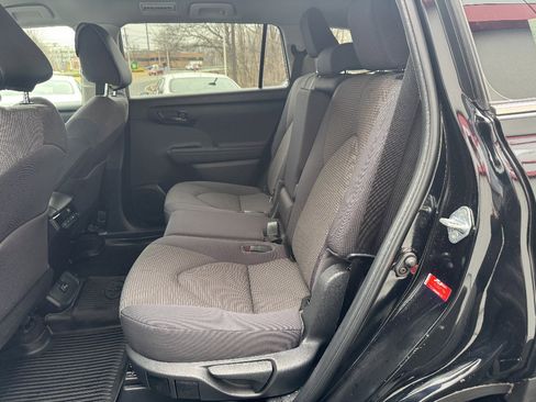 Used 2023 Toyota Highlander LE image 9