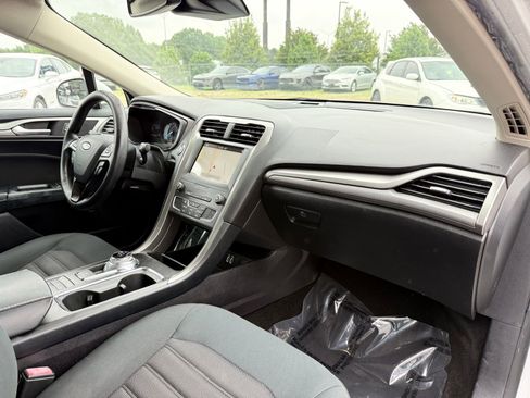 Used 2019 Ford Fusion SE FWD image 19