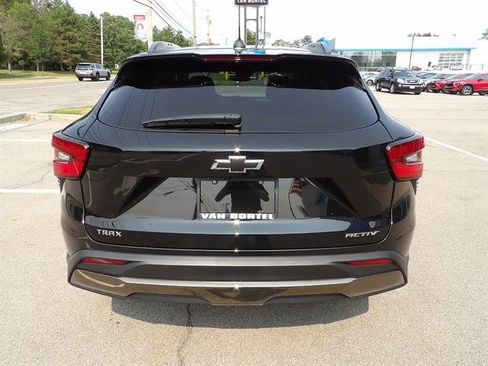 Used 2024 Chevrolet Trax ACTIV w/ Sunroof Package FWD image 4