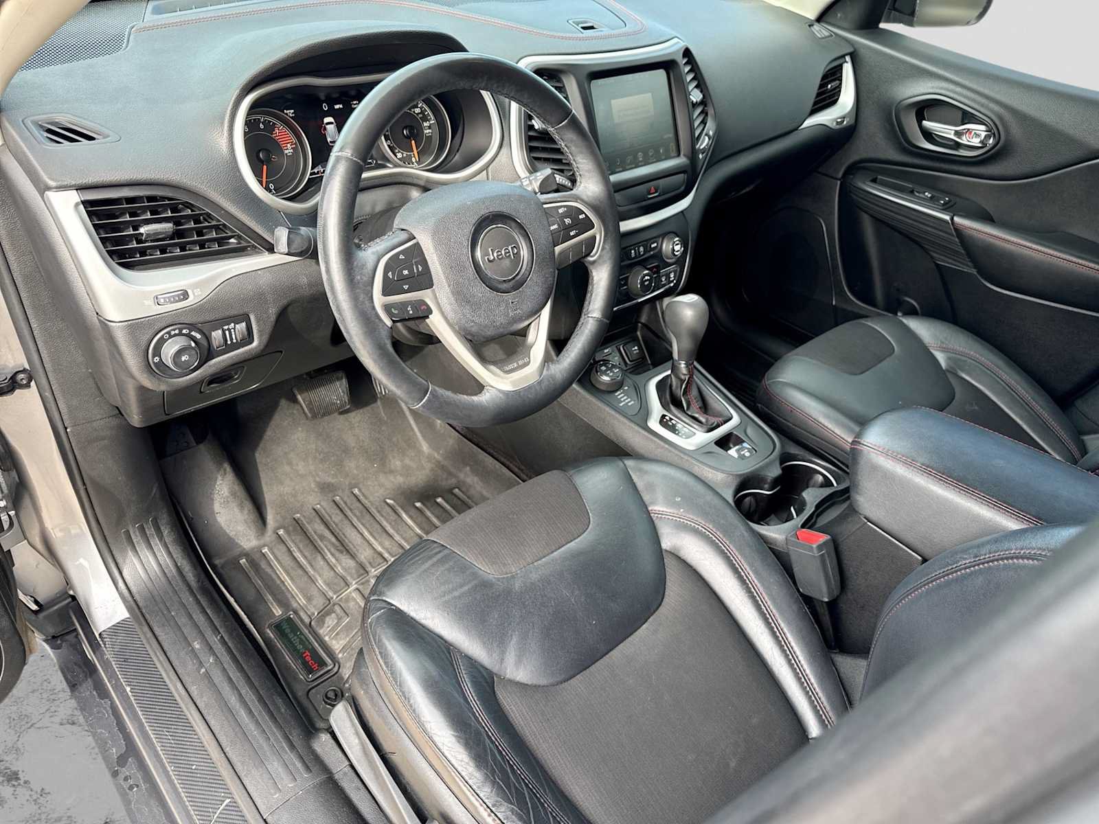 Used 2017 Jeep Cherokee Trailhawk w/ Cold Weather Group AWD/4WD image 2