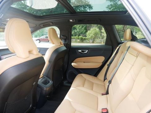 Used 2019 Volvo XC60 T5 Momentum w/ Multimedia Package AWD/4WD image 9