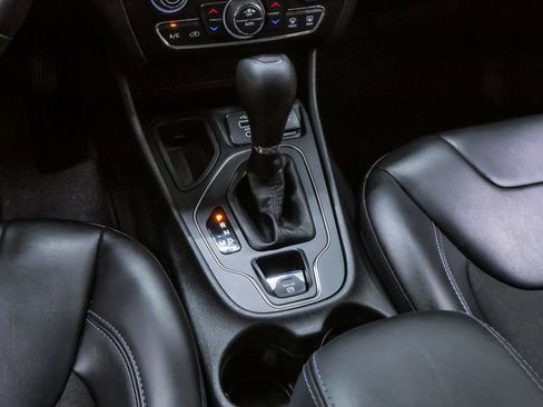 Used 2019 Jeep Cherokee Latitude Plus w/ Comfort/Convenience Group FWD image 18