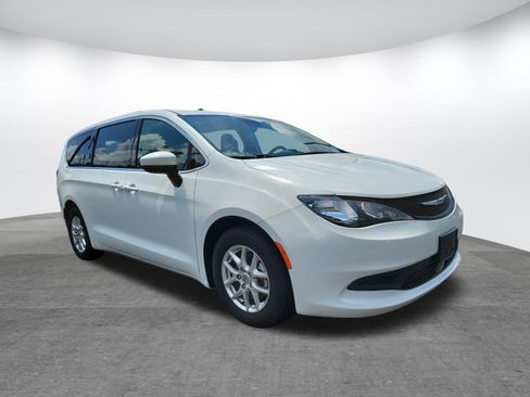 Used 2023 Chrysler Voyager LX FWD image 23