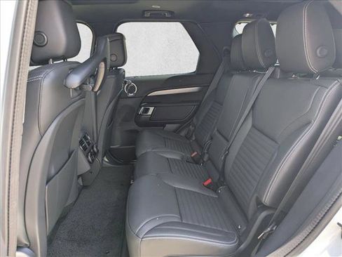 New 2025 Land Rover Discovery Dynamic SE image 16