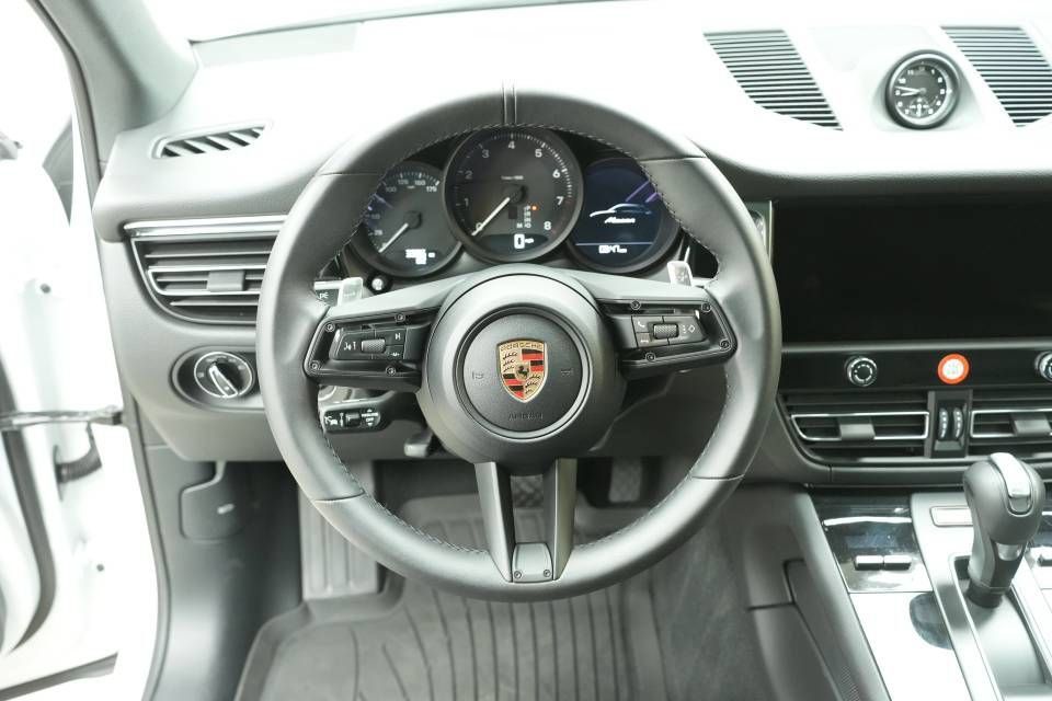 Certified 2026 Porsche Macan AWD/4WD image 13
