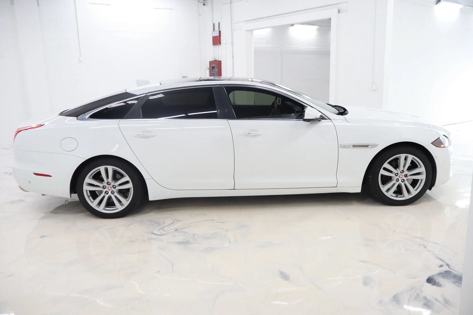 Used 2016 Jaguar XJ L Portfolio AWD/4WD image 9