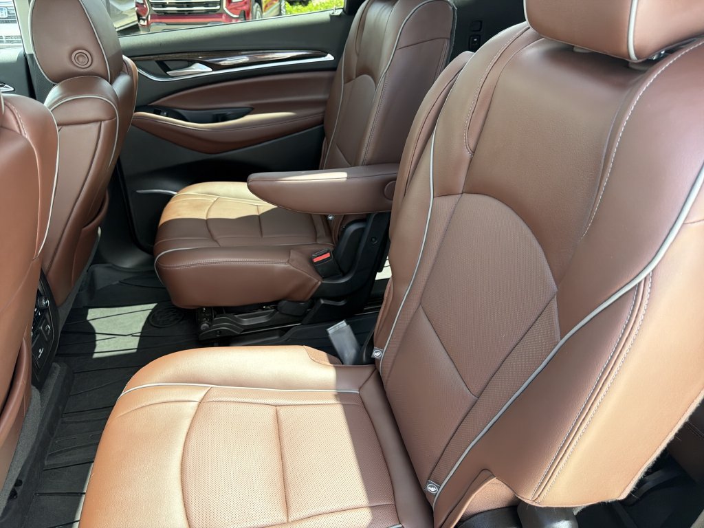Used 2021 Buick Enclave Avenir w/ Avenir Technology Package AWD/4WD image 18