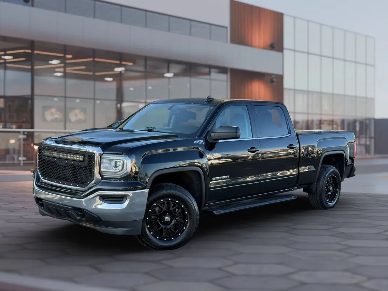 Used 2018 GMC Sierra 1500 SLE w/ Suspension Package, Off-Road AWD/4WD image 2