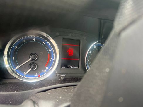 Used 2017 Toyota Corolla LE w/ Carpet Mat Package (TMS) FWD image 5