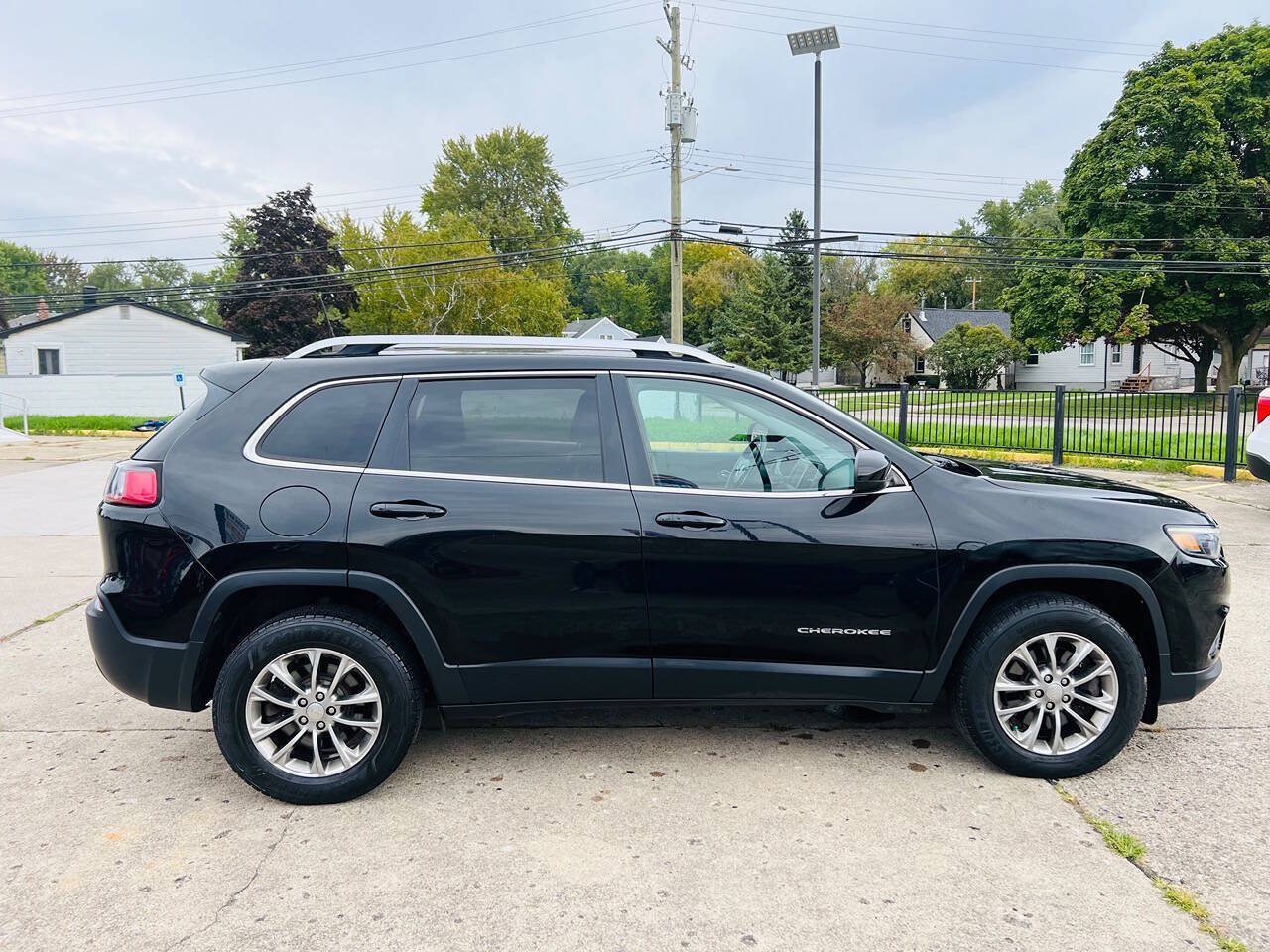 Used 2019 Jeep Cherokee Latitude Plus w/ Cold Weather Group AWD/4WD image 8