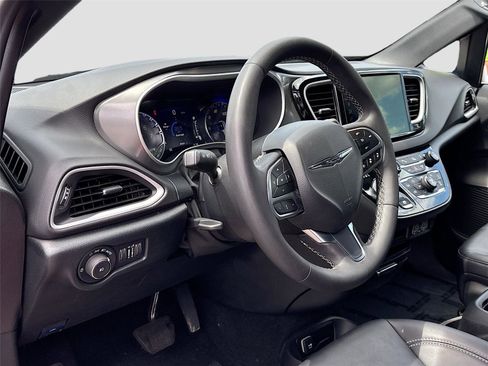 Used 2025 Chrysler Pacifica Select FWD image 9