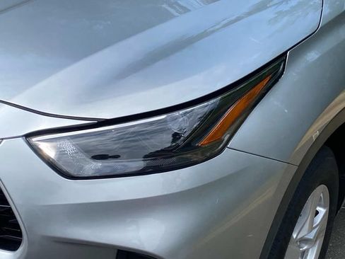 Used 2022 Toyota Highlander L FWD image 5
