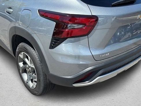 Used 2025 Chevrolet Trax LT FWD image 34