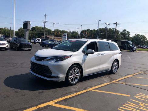 Used 2024 Toyota Sienna Platinum FWD image 4
