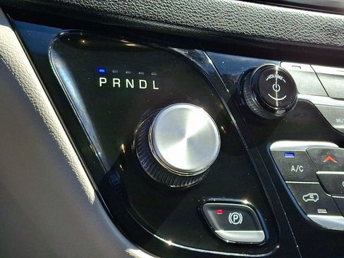Used 2024 Chrysler Pacifica Touring-L FWD image 22