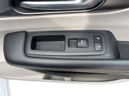 Used 2024 Chrysler Pacifica Limited FWD image 32