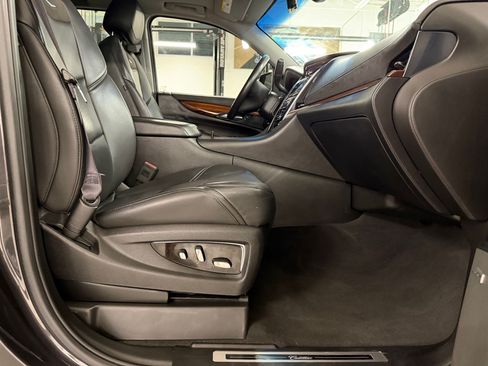 Used 2017 Cadillac Escalade Luxury AWD/4WD image 31