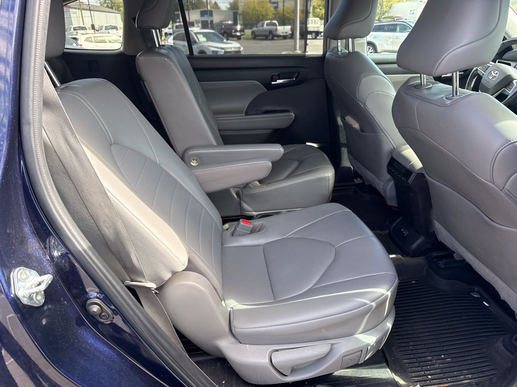 Used 2022 Toyota Highlander XLE AWD/4WD image 17