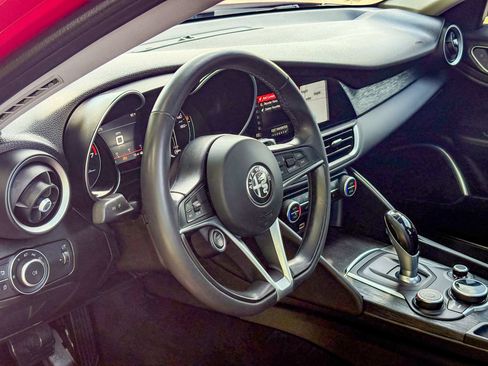 Used 2019 Alfa Romeo Giulia AWD image 23