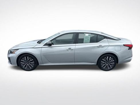 Used 2024 Nissan Altima 2.5 SV FWD image 2
