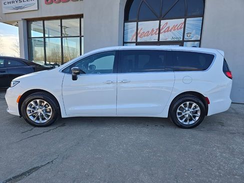 New 2026 Chrysler Pacifica Limited w/ Trailer Tow Group AWD/4WD image 5