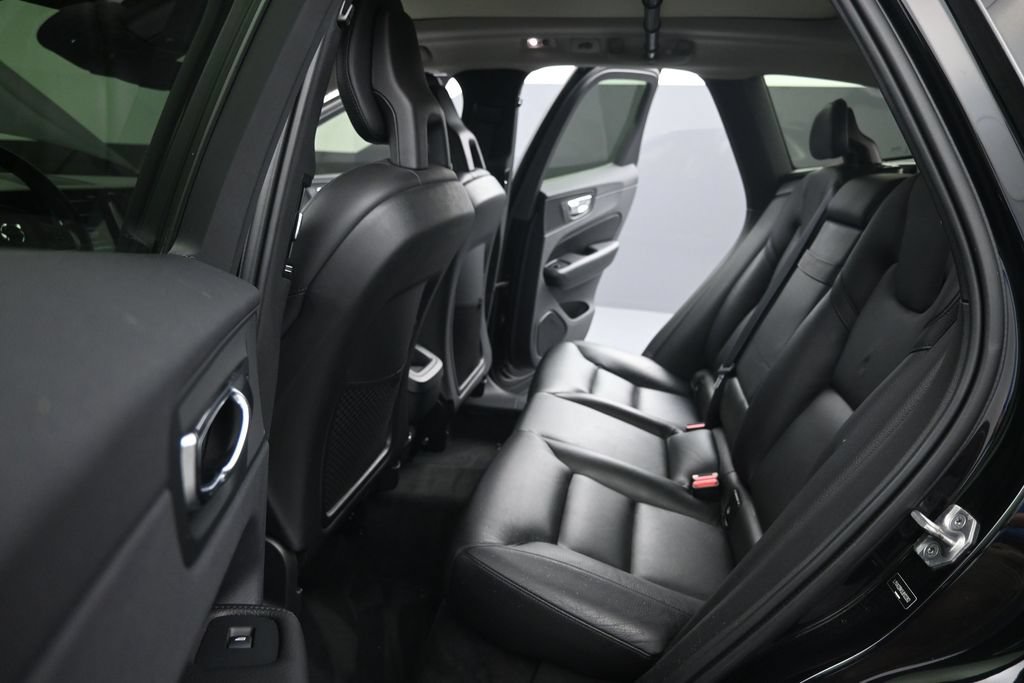 Used 2018 Volvo XC60 T6 Momentum w/ Convenience Package AWD/4WD image 11
