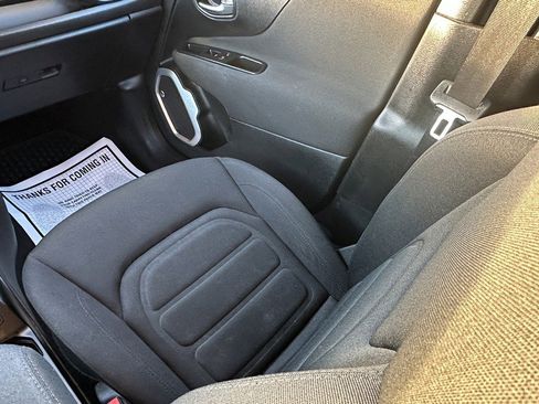 Used 2018 Jeep Renegade Latitude w/ Cold Weather Group image 17