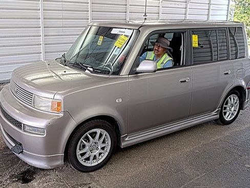 Used 2005 Scion xB FWD image 1
