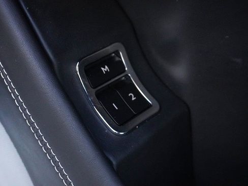 Used 2019 Bentley Bentayga image 51