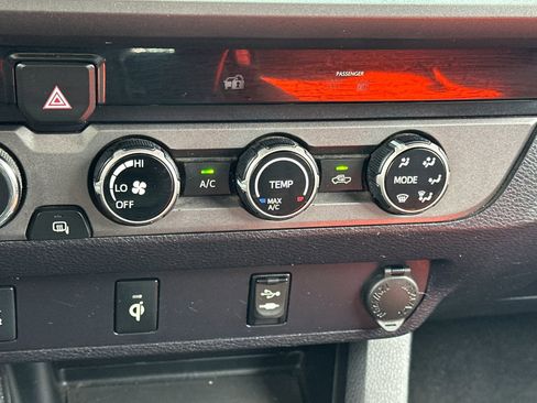 Used 2017 Toyota Tacoma TRD Off-Road w/ Tow Package AWD/4WD image 18