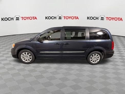 Used 2014 Chrysler Town & Country Touring FWD image 4