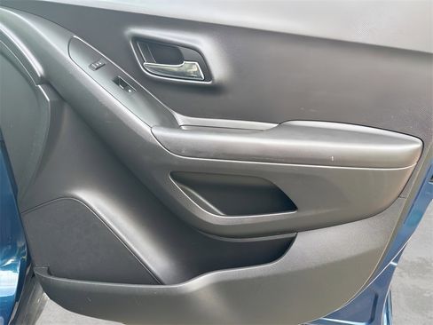 Used 2020 Chevrolet Trax LT w/ LT Convenience Package image 9