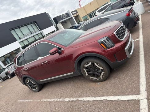 Used 2023 Kia Telluride S image 2