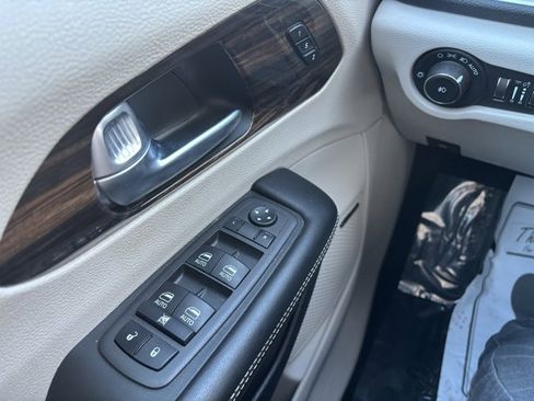 Used 2022 Chrysler Pacifica Limited image 12
