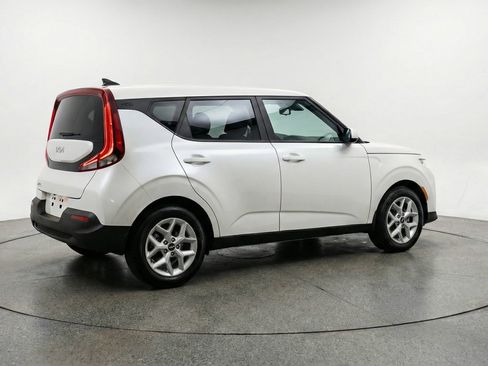 Used 2025 Kia Soul LX w/ LX Technology Package FWD image 9