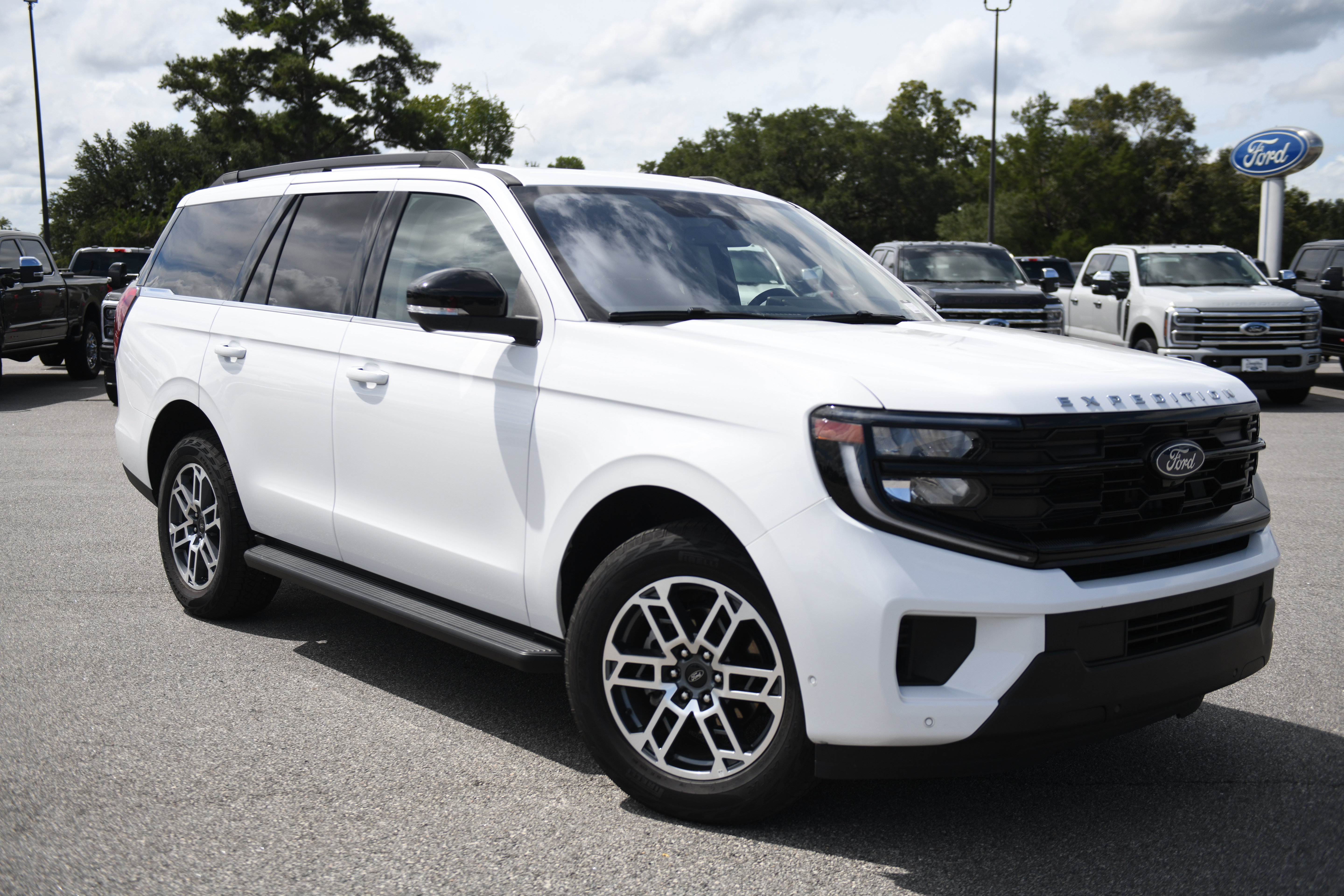 Used 2025 Ford Expedition Active AWD/4WD image 3