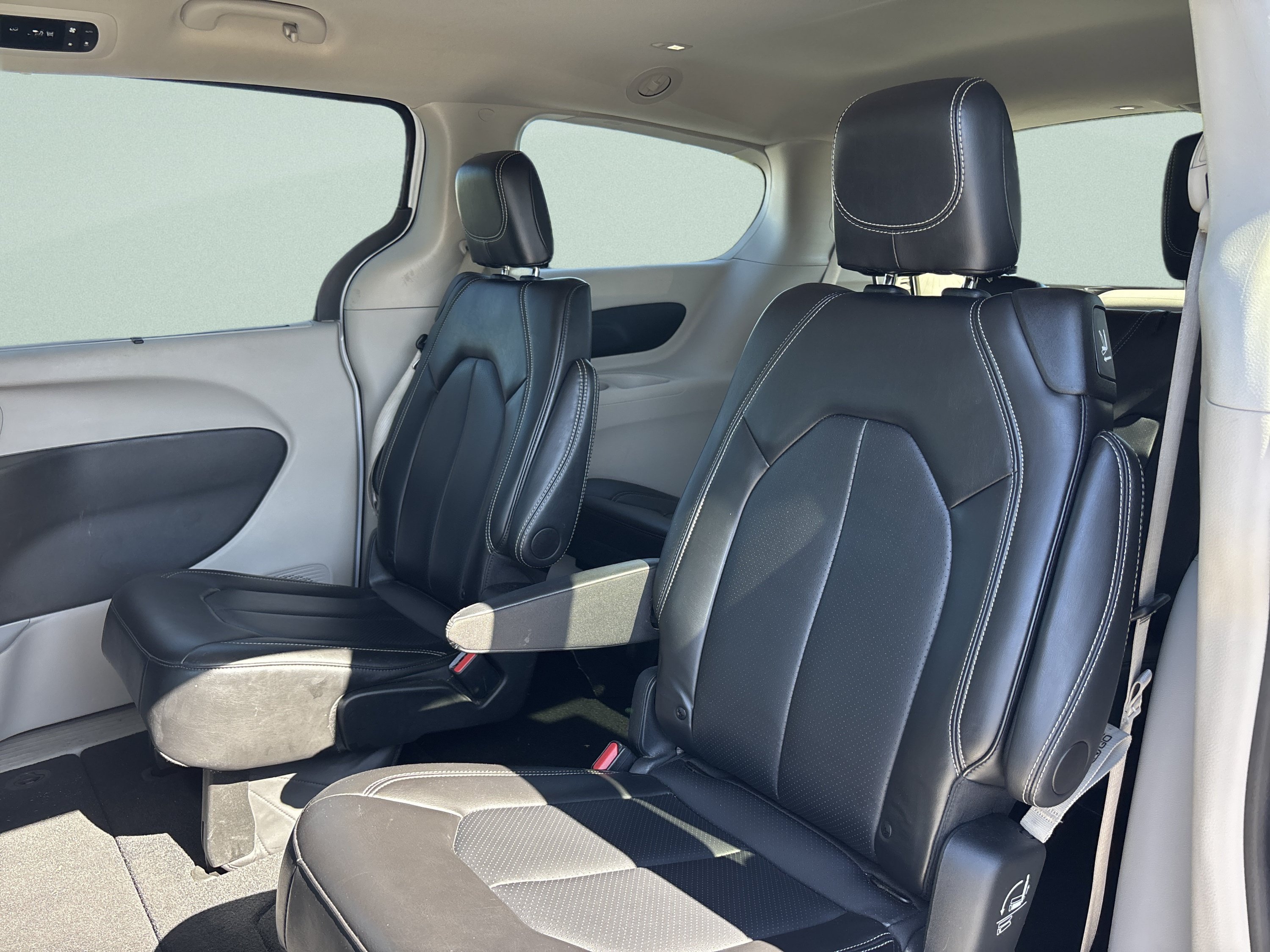 Used 2024 Chrysler Pacifica Touring-L FWD image 18