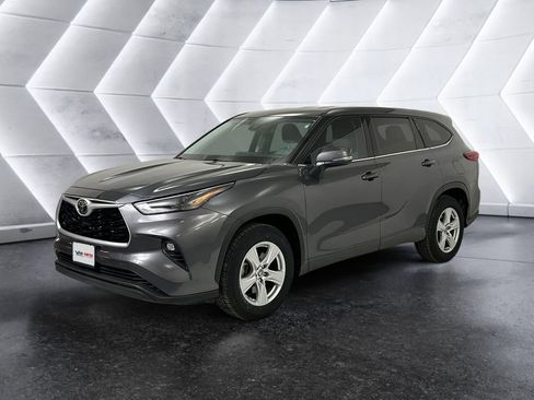 Used 2022 Toyota Highlander LE FWD image 3