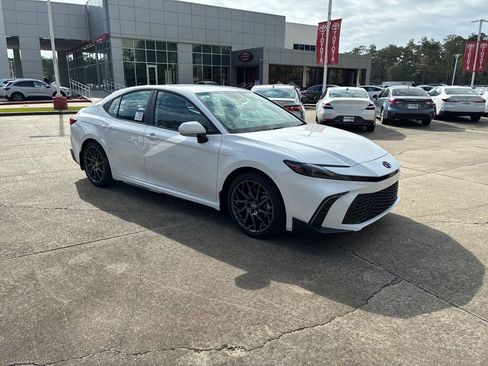 New 2026 Toyota Camry SE FWD image 9