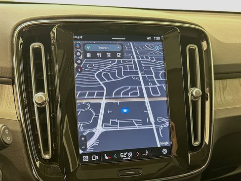 Used 2025 Volvo XC40 B5 Plus image 22