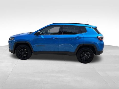 Used 2025 Jeep Compass Latitude w/ Convenience Group AWD/4WD image 2